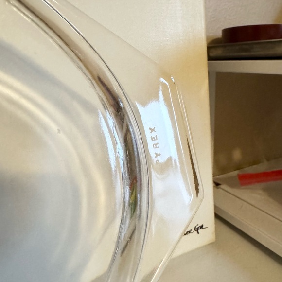 Vintage Pyrex 1 1/2 Qt Divided Casserole Dish with Lid Snowflake - Picture 8 of 9